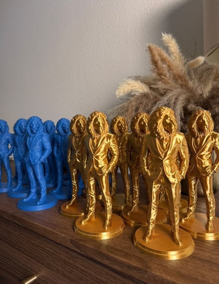 A bulk order of lion-gentleman award figures printed in blue and gold